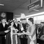 824907 Afbeelding van de opening van het N.S.-station Rotterdam Lombardijen te Rotterdam, met rechts N.S.-ambassadrice ...